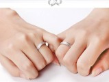 手戴结婚戒指图(结婚戒指带在手上)