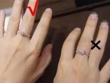 右手的食指戒指是什么意思(右手的食指带戒指是什么意思)