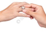 男生订婚戒指带哪手(订结婚戒指戴哪个手指)