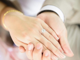 男士结婚戒指戴那个手(结婚女生戒指戴在哪只手)